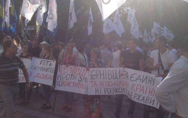 Під Радою мітингують близько тисячі людей