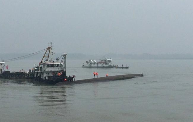 Біля берегів Ємену врятовано більше 40 людей із затонулого судна