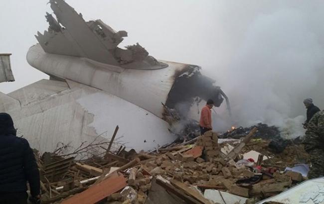В результате крушения самолета в Киргизии погибли 32 человека