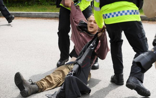 У Британії поліція затримала демонстранта, що закликав вбити Мей