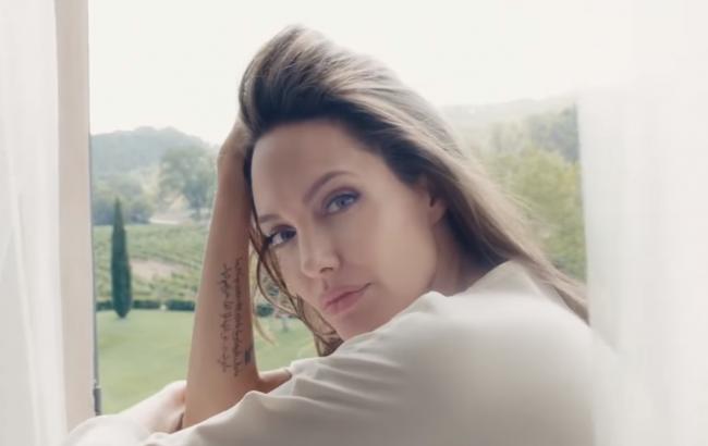 Анджелина Джоли боится, что ее бросит приемная дочь