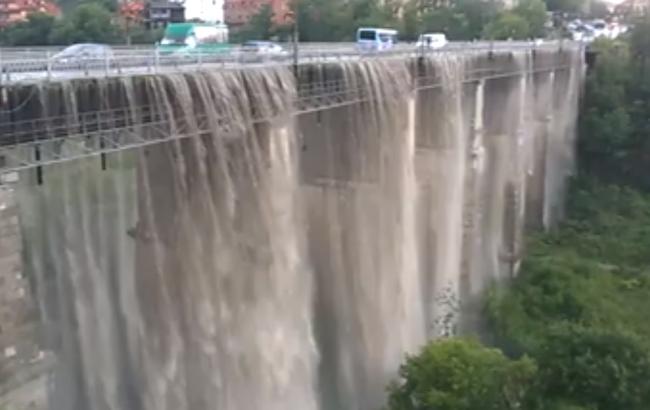 Мост в Каменце-Подольском превратился в водопад после мощного ливня