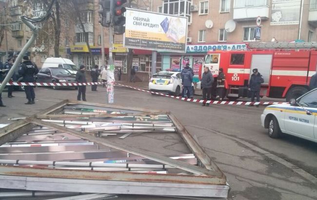 В Черкассах ветер сорвал рекламный щит, пострадали 7 человек