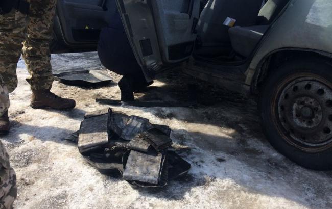 У Донецькій області затримали авто з 300 кг свинцю