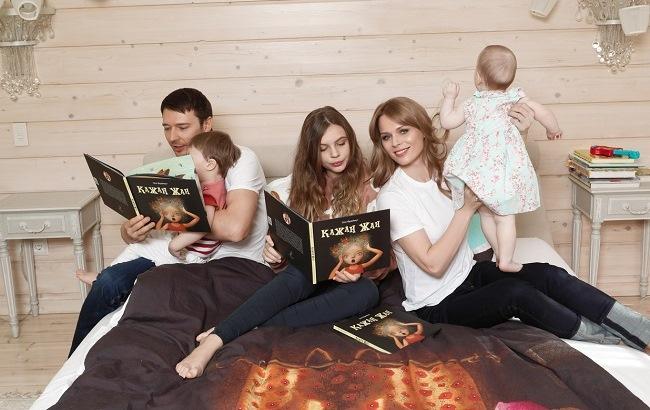 Ольга Фреймут снялась в "уютной" фотосессии с мужем и тремя детьми