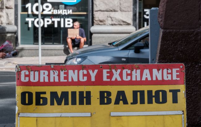 Долар та євро дешевшають: обмінні пункти України оновили курси валют