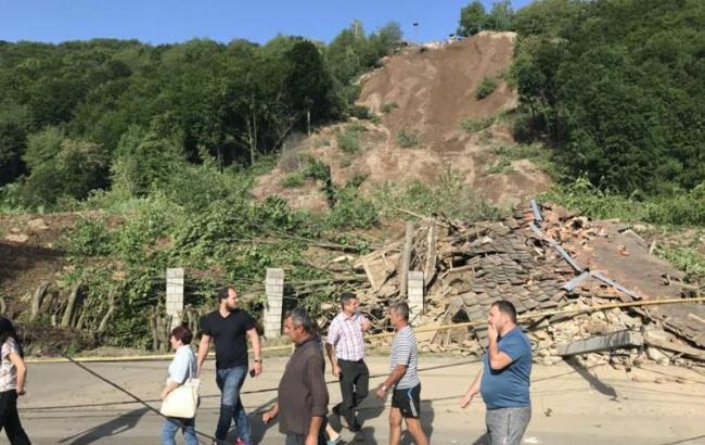 На Закарпатті стався зсув грунту, пошкоджено житлові будинки