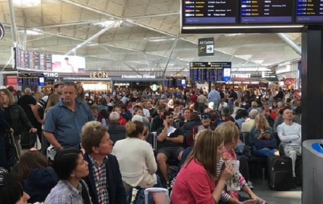 У лондонському аеропорту Станстед з-за удару блискавки скасували частину рейсів