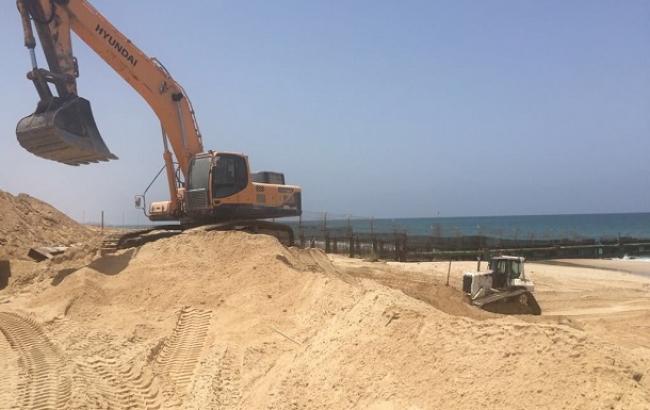 Израиль начал строить морской барьер у границы сектора Газа