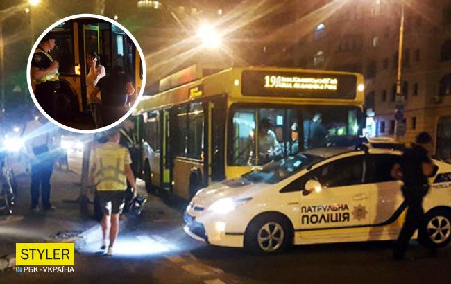 В Киеве троллейбус протаранил полицейское авто: в сети появилось видео инцидента