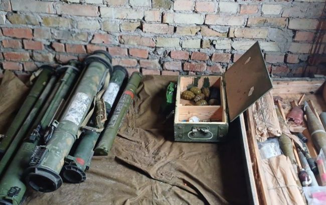СБУ виявила 3 схрони з російською зброєю, один із них облаштували біля Києва для ДРГ