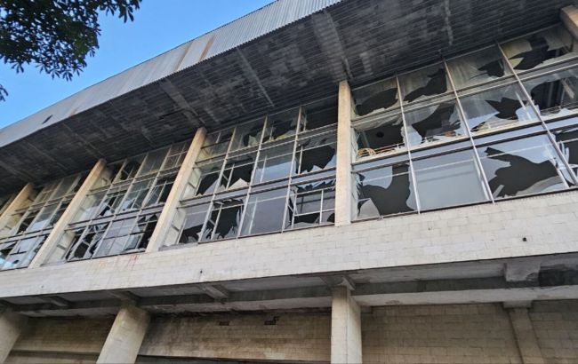 Ночной обстрел Киева: обломки ракет повредили спорткомплекс КПИ