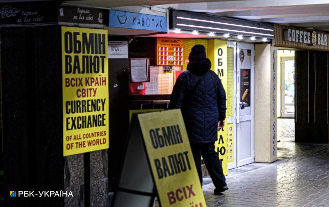 Долар та євро дешевшають: обмінники оновили курси валют