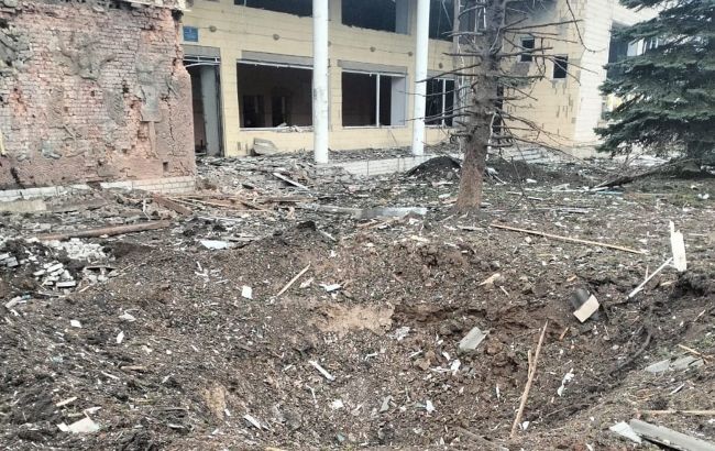 Росіяни розбомбили центр Великої Писарівки, цивільних закликали евакуюватись