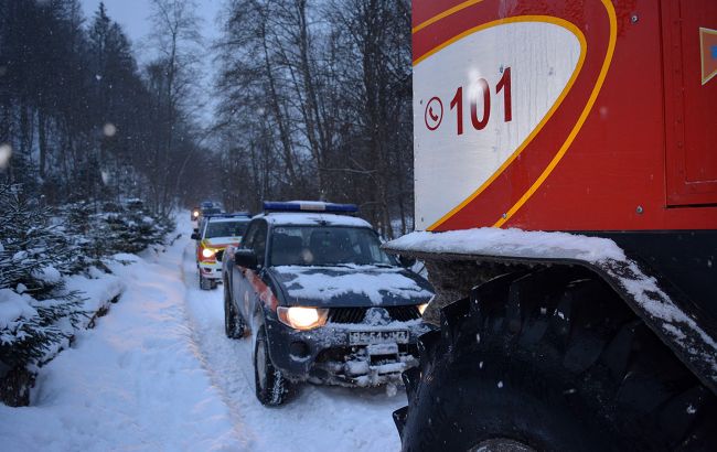 На Прикарпатье снежный оползень перекрыл дорогу