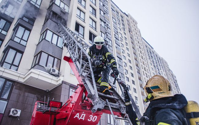 В Киеве на Троещине горит жилой дом