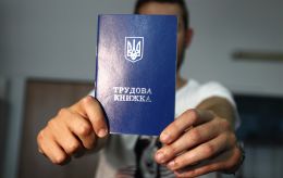Остались считанные дни: кому нужно оцифровать трудовую и что будет, если не успеть