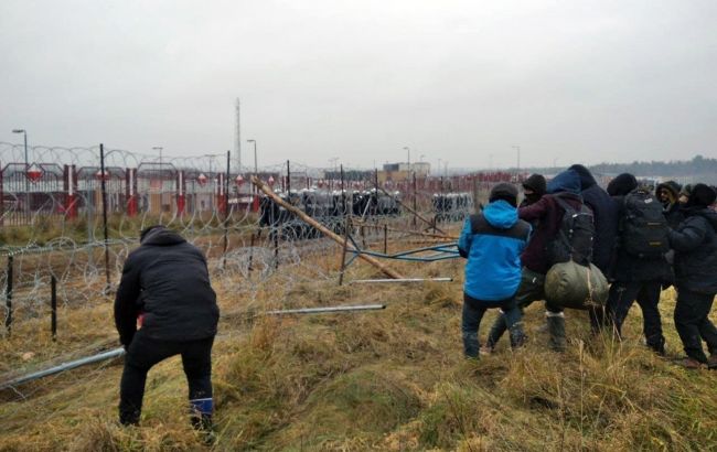Белорусские силовики вооружили мигрантов шумовыми гранатами, - Минобороны Польши