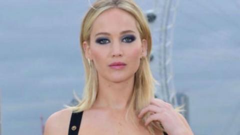 "Это не феминизм": Дженнифер Лоуренс прокомментировала скандал вокруг ее откровенного платья