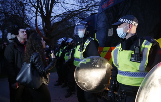 В Англии протестовали против закона о полиции: жгли автомобили и били окна