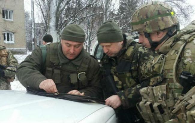На Донбассе через линию столкновения создано семь транспортных коридоров, - Турчинов