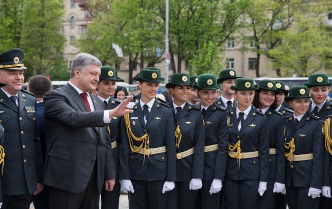Украине предстоит колоссальная работа по укреплению обороноспособности, - Порошенко