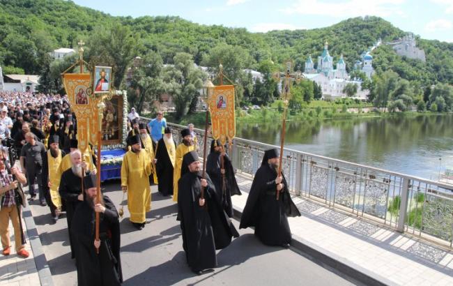 Не верь глазам своим: УПЦ МП отрицает участие в крестном ходе людей в камуфляже и с георгиевскими лентами