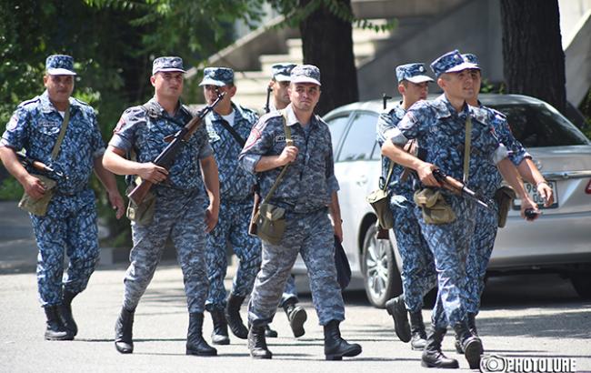 В захваченном здании полиции в Ереване находятся 6 заложников