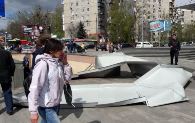 В Киеве с торгового центра сорвало лист металла, есть пострадавшая