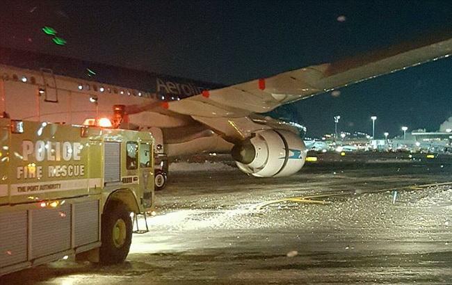 В аэропорту Нью-Йорка на взлетно-посадочной полосе загорелся самолет