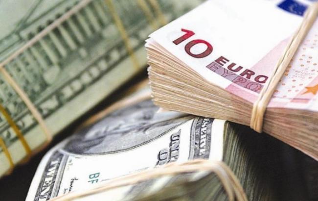 Курс доллара на межбанке в 10:00 снизился на 15 копеек - до 15,75 грн/долл