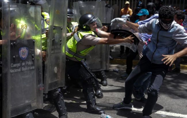Нацгвардия Венесуэлы применила слезоточивый газ против протестующих