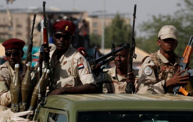 В Судане военные ввели режим ЧП и распустили правительство после госпереворота