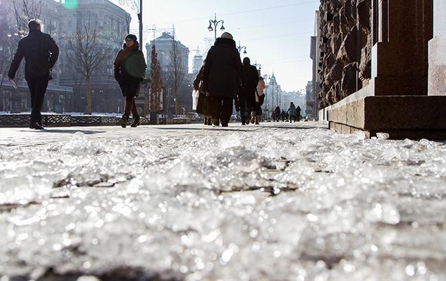 Синоптики попереджають про ожеледицю на дорогах Києва 29 березня