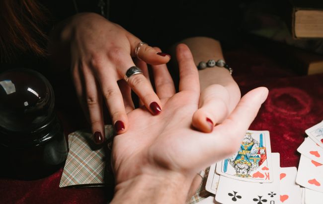 Таро-прогноз на тиждень для всіх знаків Зодіаку: доля подарує нові шанси і яскраві зустрічі
