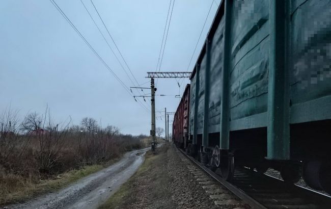 Сидів на коліях: в Одеській області хлопець потрапив під потяг