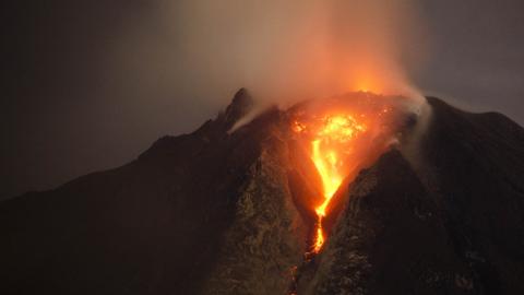 З'явилися відео масштабного виверження вулкана в Гватемалі