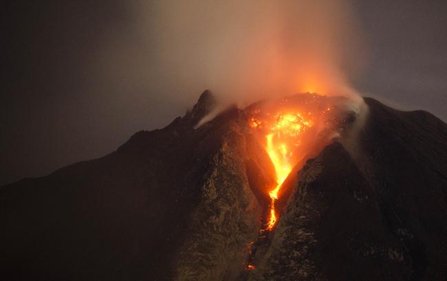 З'явилися відео масштабного виверження вулкана в Гватемалі