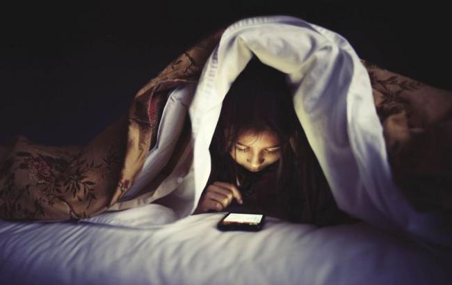 Сон дитини напряму залежить від наявності смартфона в кімнаті
