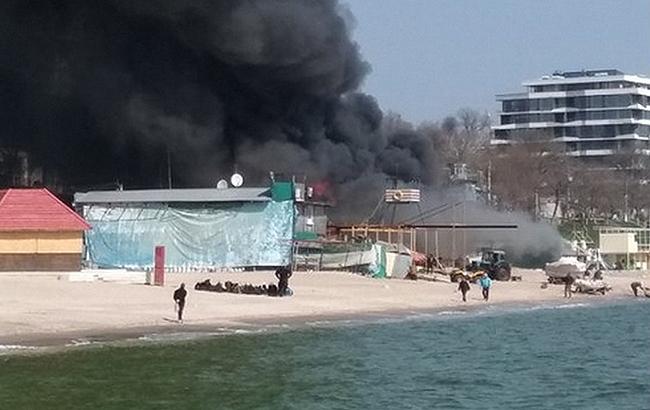 В Одессе на пляже горит ресторан