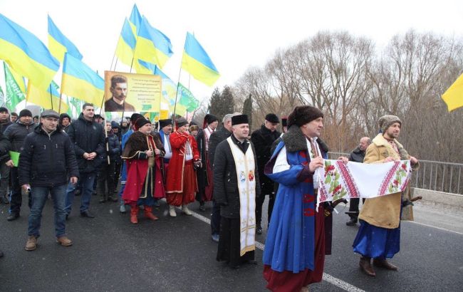 Украинцы образовали живую "цепь единства" на мосту над рекой Збруч