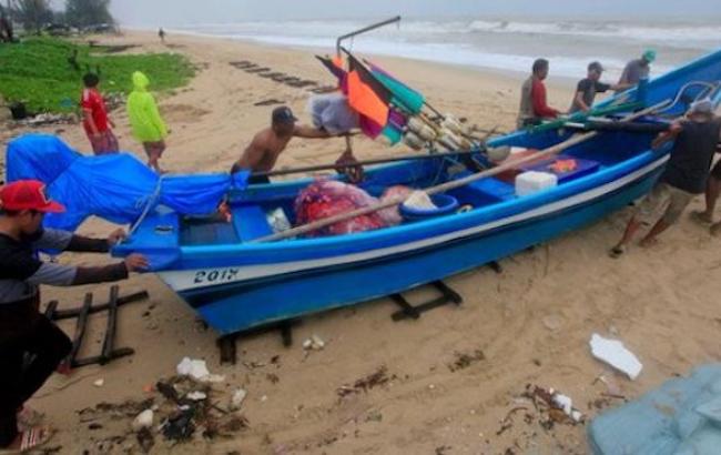 Таїланд вже покинули майже 50 тис. туристів через наближення шторму