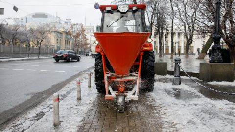 На вулицях столиці працюють понад 300 одиниць спецтехніки та 5 тисяч двірників, - Кличко