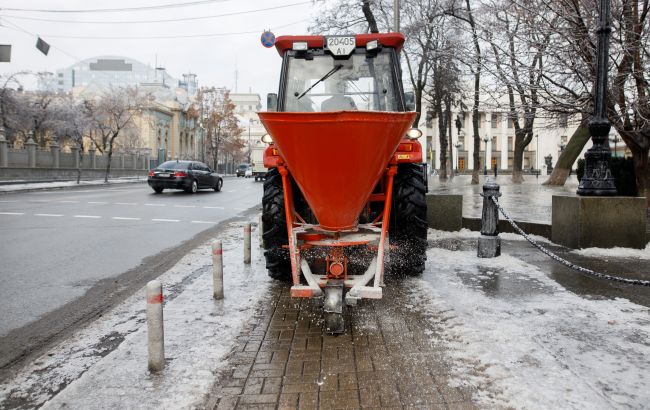 На улицах столицы работают более 300 единиц спецтехники и 5 тысяч дворников, - Кличко