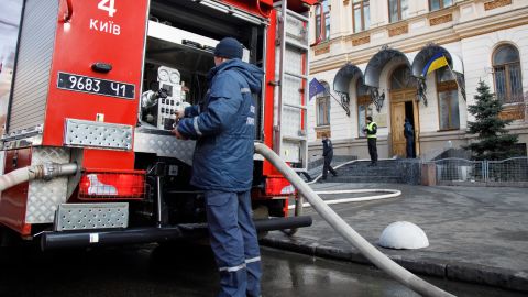 Під Києвом горять торгові павільйони