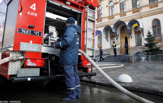 В Киеве произошел пожар в многоэтажке возле посольства США