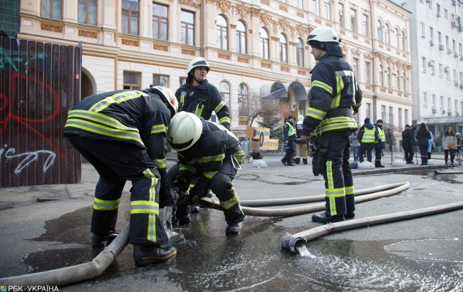 Ракетні удари по Києву. Влучили у дві будівлі, є постраждалі
