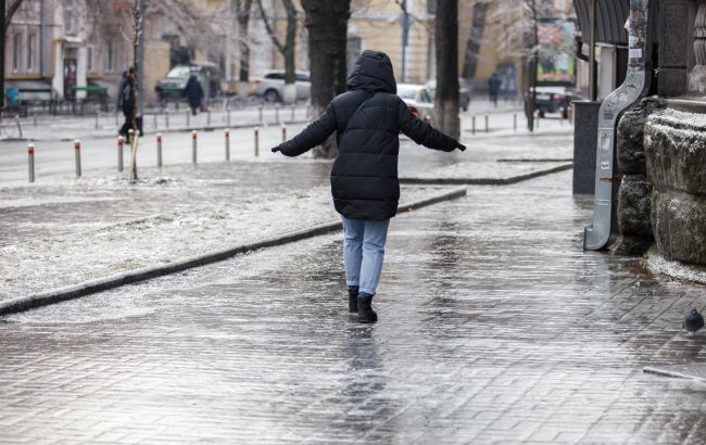 Накроет ледяными дождями и сильными морозами: где в Украине будет самая опасная погода