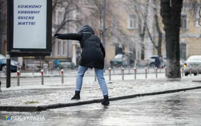 Ледовый коллапс в Киеве: коммунальщики увеличат количество спецтехники
