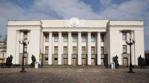 Рада приняла закон о повышении зарплат чиновников